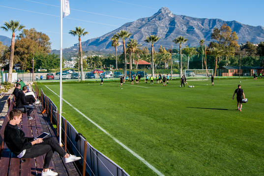 En scout från Wolfsburg följer en träning med Malmö FF