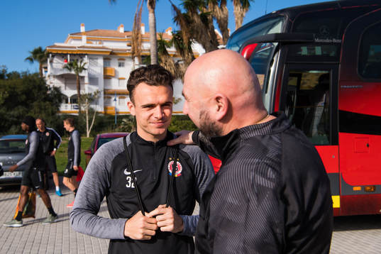 Sparta Prags Andreas Vindheim hälsar på scout Vito