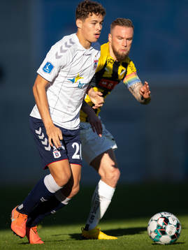 Zach Duncan of Aarhus and Alexander Faltsetas of Häcken