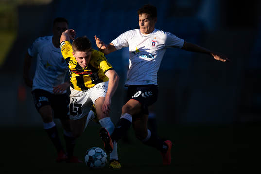 Patrik Wålemark  of Häcken and Zach Duncan of Aarhus