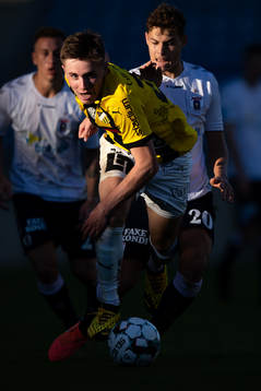 Patrik Wålemark  of Häcken and Zach Duncan of Aarhus