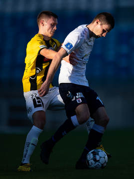 Tobias Carlsson of Häcken and Nicklas Helenius of Aarhus