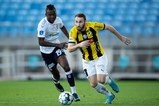 Oskar Sverrisson of Häcken and Mustapha Bundu of Aarhus