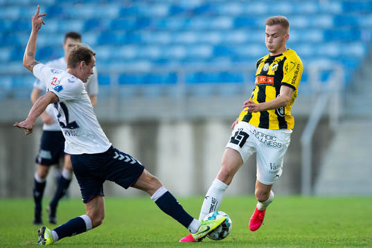 Benjamin Hvidt of Aarhus and Jasse Touminen of Häcken