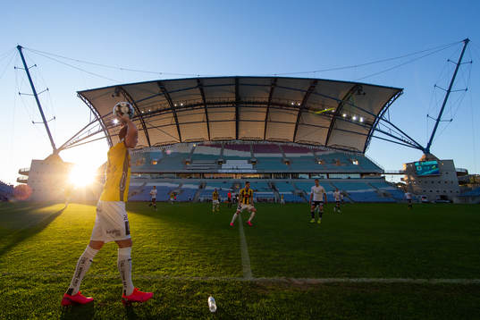 Adam Andersson with a throw in
