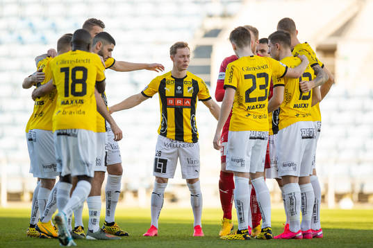 Adam Andersson in the middle of players of Häcken