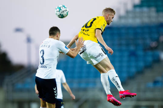 Jasse Touminen of Häcken and Niklas Backman of Aarhus