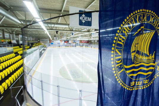 Ishockeyförbundets logotyp över isen i Stiga Arena