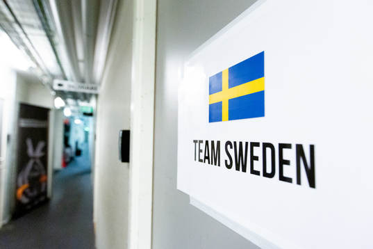 En skylt på dörren till Sveriges omklädningsrum
