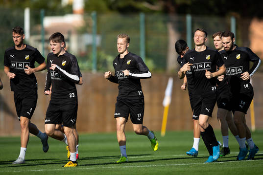 Häckens spelare värmer upp