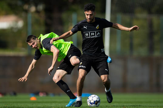 Häckens Viktor Lundberg och Daleho Irandust i kamp