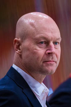 Assistant coach Marcus Ragnarsson ahead the Beijer Hockey