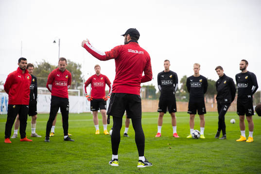 Häckens tränare Andreas Alm instruerar