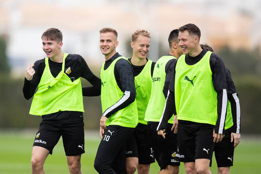 Häcken spelare jublar