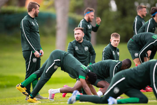 Hammarbys Muamer Tankovic (t h) talar med Mads Fenger