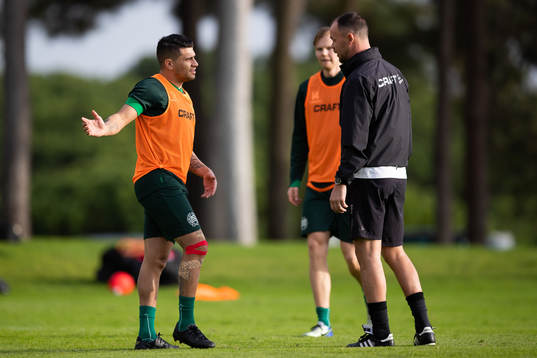 Hammarbys Paulinho pratar med assisterande tränare Joachim