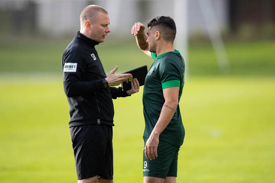 Hammarbys tränare Stefan Billborn pratar med Paulinho