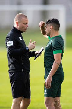 Hammarbys tränare Stefan Billborn pratar med Paulinho