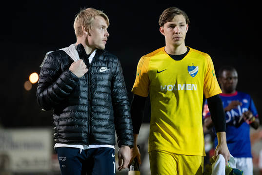 Goalkeeper Isak Pettersson and målvakt Julius Lindgren of