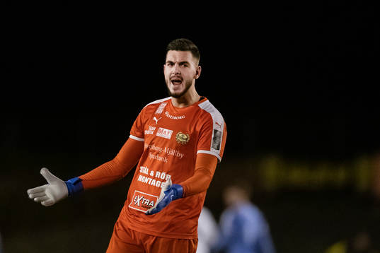 Mjällbys målvakt Marko Johansson reagerar