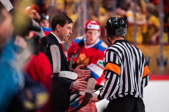 Head coach Alexei Kudashov of Russia in a discussion with