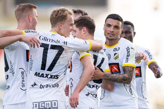 Leo Bengtsson of Häcken celebrate with team mates