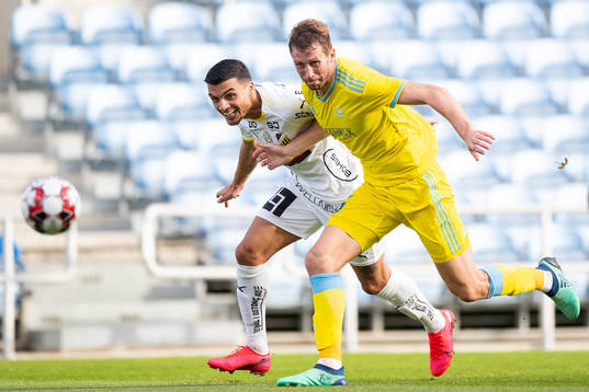Ahmed Yasin of Häcken and Sergey Malyy of Astana