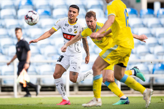 Ahmed Yasin of Häcken and Sergey Malyy of Astana