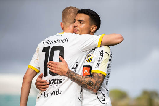 Jasse Tuominen celebrates with Ahmed Yasin of Häcken