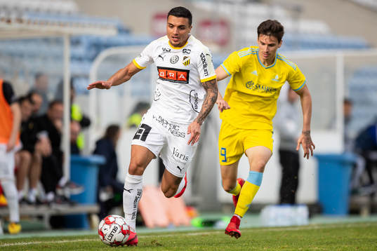 Ahmed Yasin of Häcken and Dorin Rotariu of Astana