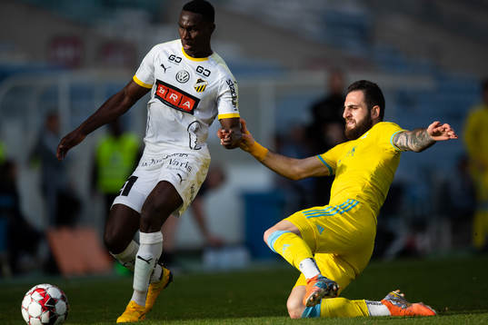 Godswill Ekpolo of Häcken and Tigran Barseghyan of Astana