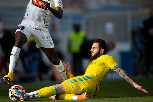 Godswill Ekpolo of Häcken and Tigran Barseghyan of Astana
