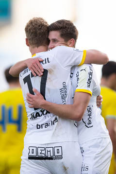 Leo Bengtsson of Häcken celebrates with team mate Gustav