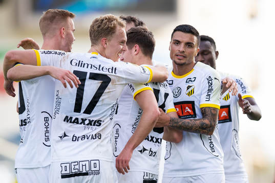 Leo Bengtsson of Häcken celebrates with team mates