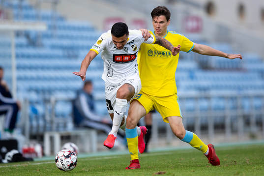 Ahmed Yasin of Häcken and Dorin Rotariu of Astana