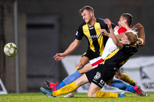 Gustav Ludwigson of Hammarby scores 2-3