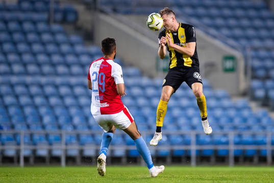 Richard Magyar of Hammarby with a header