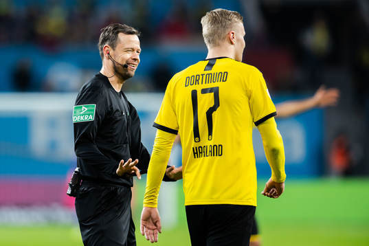 Referee Markus Schmidt and Erling Braut Haaland of Borussia