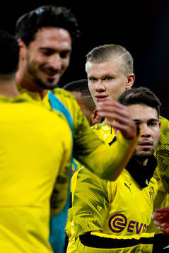Erling Braut Haaland of Borussia Dortmund warms up