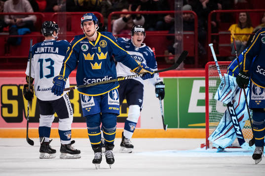 Henrik Tömmernes of Sweden looks dejected