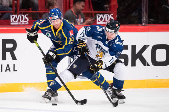 Oscar Lindberg of Sweden and Julius Junttila of Finland