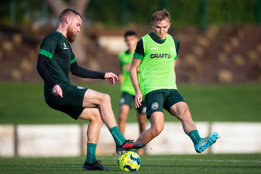 Hammarbys David Fällman och Oscar Krusnell skjuter ett