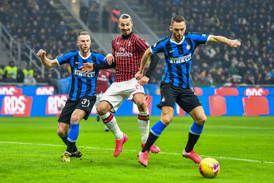 Lorenzo Pirola and Stefan de Vrij of Inter against Zlatan