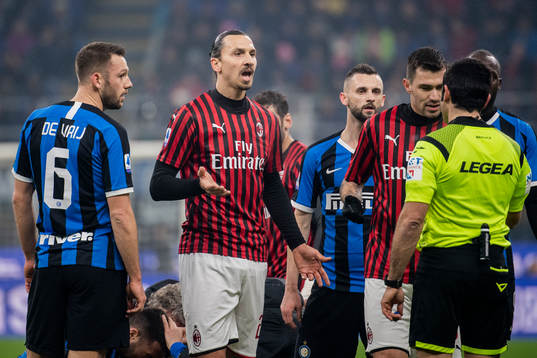 Zlatan Ibrahimovic of Milan discusses with the referee