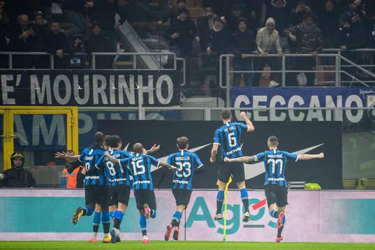 Stefan de Vrij of Inter celebrate