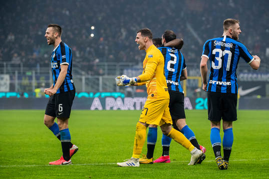 Stefan de Vrij and goalkeeper Daniele Padelli of Inter