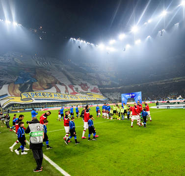 Players of Inter and Milan enters the field