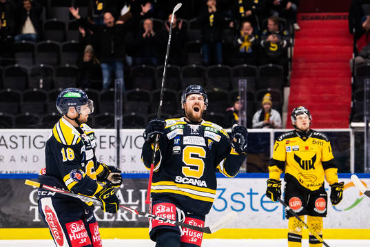 Södertäljes Anton Blomberg jublar