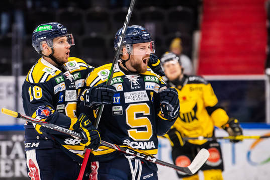 Södertäljes Andreas Hjelm och Anton Blomberg jublar