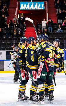 Södertäljes Anton Blomberg jublar med lagkamrater